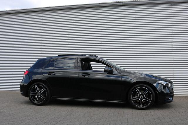 Mercedes-Benz A-KLASSE 200 AMG Pakket AMG NightPakket (Panoramadak Sportleder Carplay Widescreen Camera Full-Led PrivacyGlass Pdc V+A)