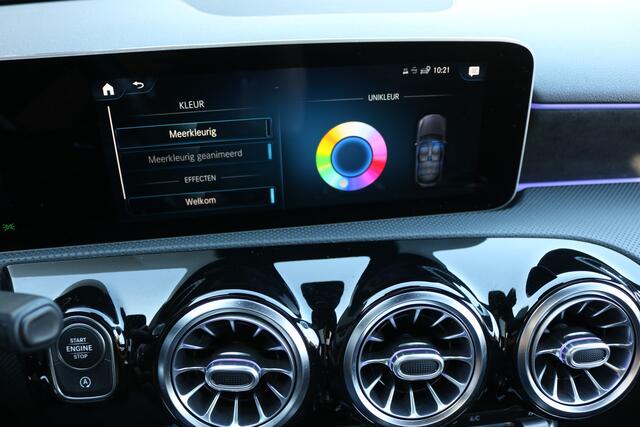 Mercedes-Benz A-KLASSE 200 AMG Pakket AMG NightPakket (Panoramadak Sportleder Carplay Widescreen Camera Full-Led PrivacyGlass Pdc V+A)