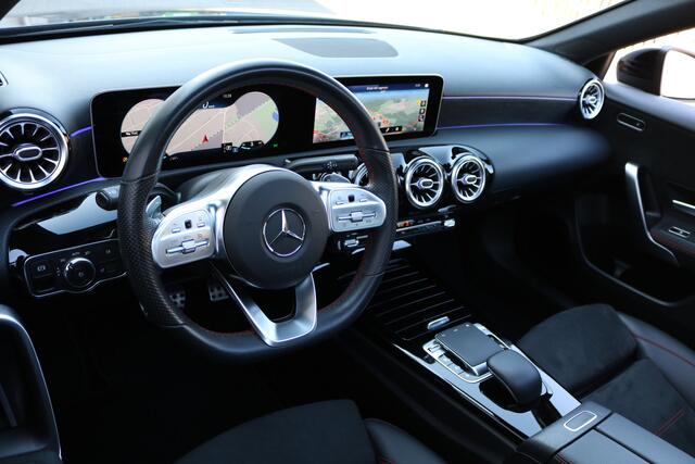 Mercedes-Benz A-KLASSE 200 AMG Pakket AMG NightPakket (Panoramadak Sportleder Carplay Widescreen Camera Full-Led PrivacyGlass Pdc V+A)