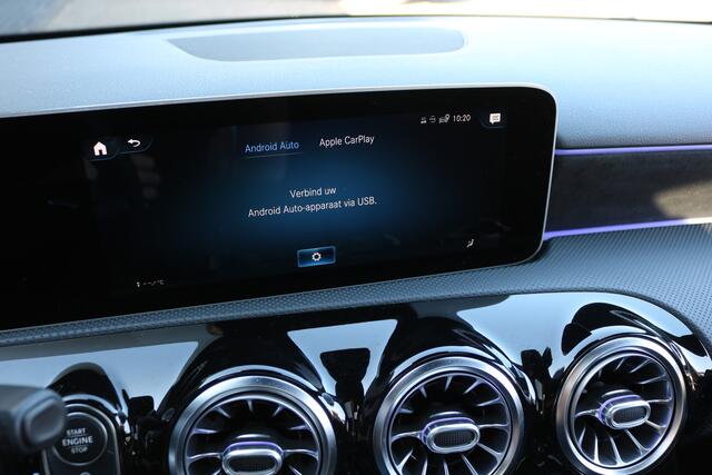 Mercedes-Benz A-KLASSE 200 AMG Pakket AMG NightPakket (Panoramadak Sportleder Carplay Widescreen Camera Full-Led PrivacyGlass Pdc V+A)