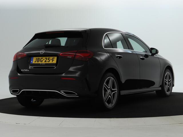 Mercedes-Benz A-KLASSE 250 e AMG Line | Achteruitrijcamera | Distronic | Apple Carplay | Verwarmd Stuurwiel | Sfeerverlichting | Inclusief 24 maanden MB Certified garantie voor Europa.