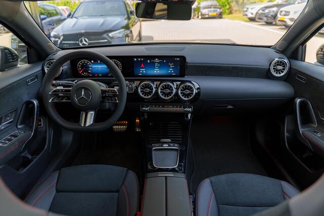 Mercedes-Benz A-KLASSE 250e Business Solution AMG | Panoramaschuifdak | Night pakket | Achteruitrijcamera | Stoelverwarming | MULTIBEAM LED |