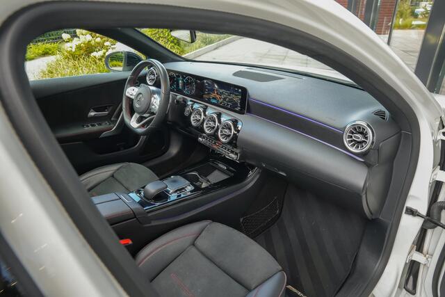 Mercedes-Benz A-KLASSE 250 224pk Premium |AMG-pakket|org. NL|BTW-auto|panoramadak|sportstoelen|sfeerverlichting|stoelverwarming|cruise control|parkeer camera|DAB|clima control|