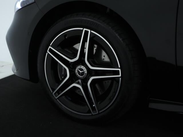 Mercedes-Benz A-KLASSE 250 e AMG Face Lift Plug-In Hybride | Panoramadak | Achteruitrijcamera | Nightpakket | Sfeerverlichting | Inclusief 24 maanden MB Certified garantie voor Europa.