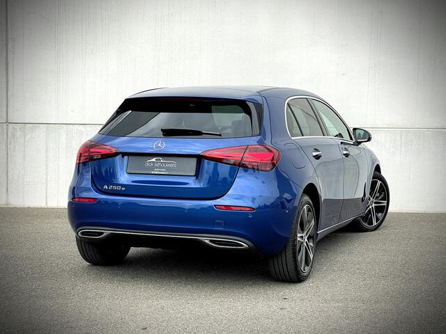 Mercedes-Benz A-KLASSE 250 e Luxury Line / PANO / WIDESCREEN / AMBIENT / LED / CARPLAY