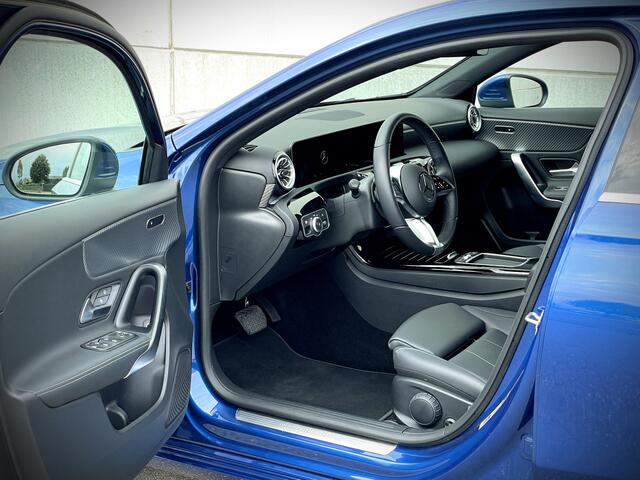 Mercedes-Benz A-KLASSE 250 e Luxury Line / PANO / WIDESCREEN / AMBIENT / LED / CARPLAY