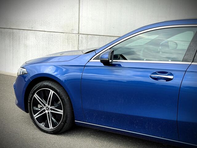 Mercedes-Benz A-KLASSE 250 e Luxury Line / PANO / WIDESCREEN / AMBIENT / LED / CARPLAY