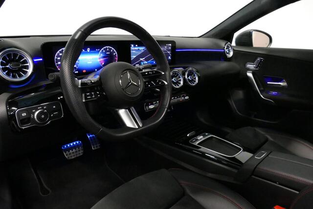 Mercedes-Benz A-KLASSE 200 AMG Line / Facelift / A45 AMG Diffuser / Panamericana Grill / Panoramadak / Elektr. verstelbare voorstoelen + memory / Ambienteverlichting / Apple Carplay - Andriod Auto / Adaptief onderstel AMG / Head-up display / Rondomzicht camera / Multibeam LED /