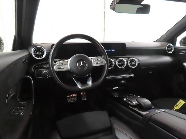 Mercedes-Benz A-KLASSE 180 AMG LINE I SCHUIFDAK I SFEERVERLICHTING I APPLE CARPLAY I ACHTERUITRIJCAMERA