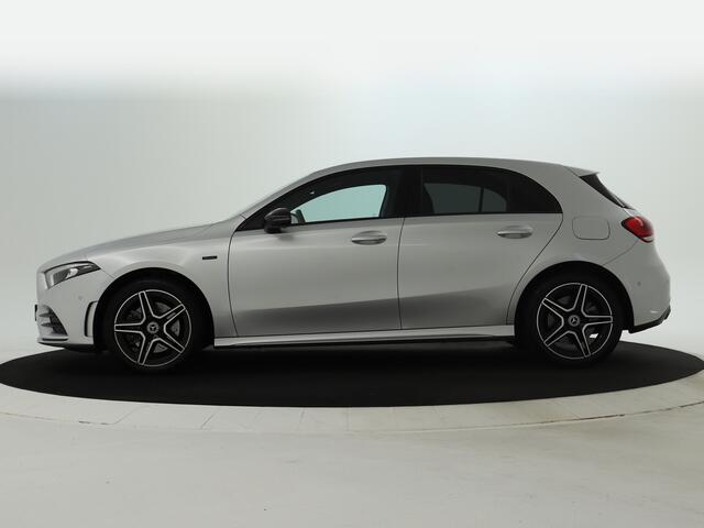 Mercedes-Benz A-KLASSE 250 e Business Solution AMG Inclusief 24 maanden MB Certified garantie voor Europa. AMG Line / nightpakket