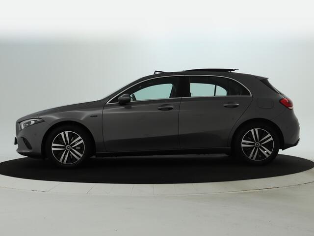 Mercedes-Benz A-KLASSE 250 e Advantage Panorama Schuif-Kanteldak | Lichtmetalen velgen | Navigatie |Sfeerverlichting | Memory Voorstoelen. Inclusief 24 maanden MB Certified garantie voor Europa.