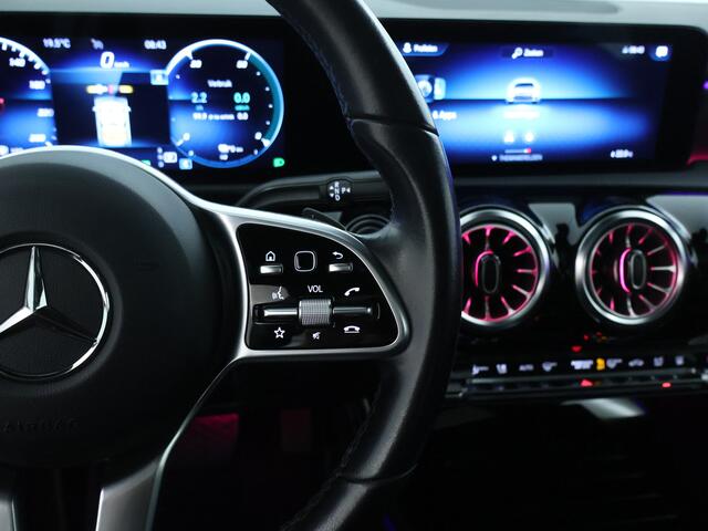 Mercedes-Benz A-KLASSE 250 e Advantage Panorama Schuif-Kanteldak | Lichtmetalen velgen | Navigatie |Sfeerverlichting | Memory Voorstoelen. Inclusief 24 maanden MB Certified garantie voor Europa.