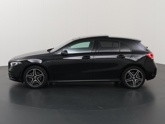 Mercedes-Benz A-KLASSE 250 e Business Solution AMG Limited | Night | Panoramadak | Stoelverwarming | Achteruitrijcamera | Sfeerverlichting |