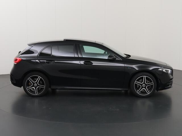 Mercedes-Benz A-KLASSE 250 e Business Solution AMG Limited | Night | Panoramadak | Stoelverwarming | Achteruitrijcamera | Sfeerverlichting |