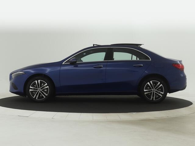 Mercedes-Benz A-KLASSE 250e Luxury Line Limousine | Panorama schuifdak | Parkeerpakket met camera | KEYLESS GO | Stoelverwarming | Siegelpakket | Thermotronic clima | Extra USB-poorten | Sfeerverlichting | Draadloos oplaadsysteem voor Smartphone |