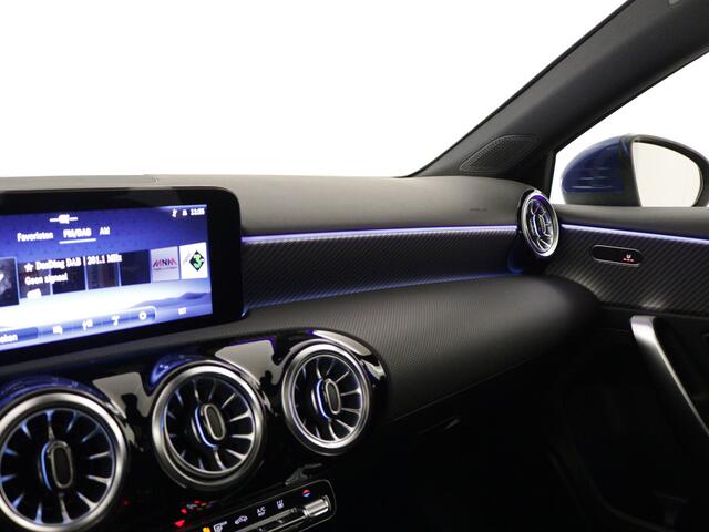 Mercedes-Benz A-KLASSE 250e Luxury Line Limousine | Panorama schuifdak | Parkeerpakket met camera | KEYLESS GO | Stoelverwarming | Siegelpakket | Thermotronic clima | Extra USB-poorten | Sfeerverlichting | Draadloos oplaadsysteem voor Smartphone |