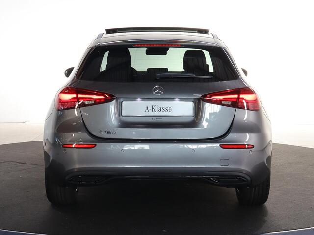 Mercedes-Benz A-KLASSE 180 Star Edition Luxury Line | Panoramaschuifdak | Nightpakket | Digitaal display | Achteruitrijcamera | Led-koplampen | Stoelverwarming |