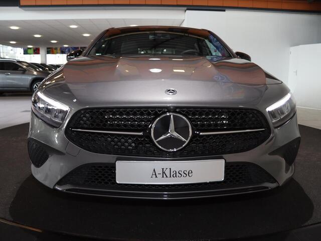 Mercedes-Benz A-KLASSE 180 Star Edition Luxury Line | Panoramaschuifdak | Nightpakket | Digitaal display | Achteruitrijcamera | Led-koplampen | Stoelverwarming |