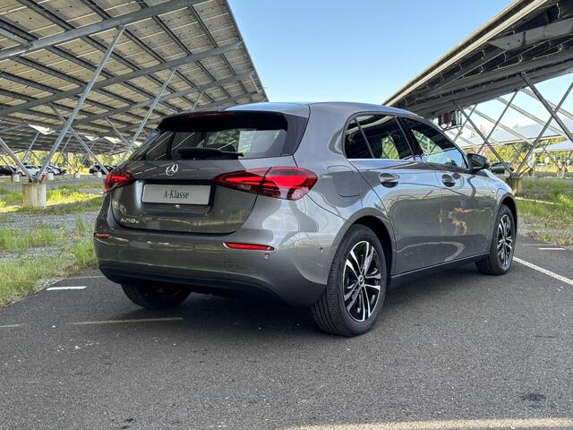Mercedes-Benz A-KLASSE 250e Business Solution | Led Koplampen| Dodehoekassistent | Achteruitrijcamera| Apple carplay | Stoelverwarming |