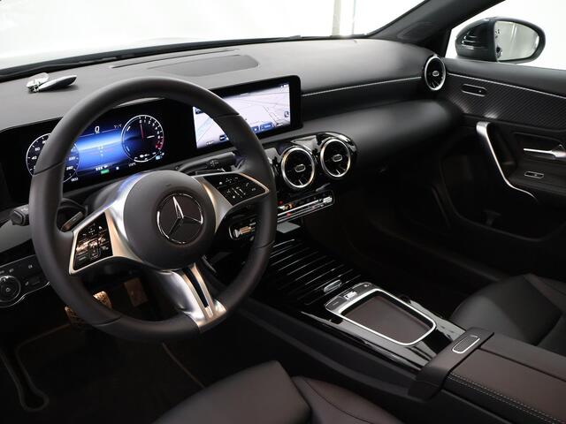 Mercedes-Benz A-KLASSE 250 e Business Line | Panorama-schuifdak | Privacy Glass | Stoelverwarming | Achteruitrijcamera | DAB+ |