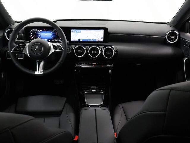 Mercedes-Benz A-KLASSE 250 e Business Line | Panorama-schuifdak | Privacy Glass | Stoelverwarming | Achteruitrijcamera | DAB+ |
