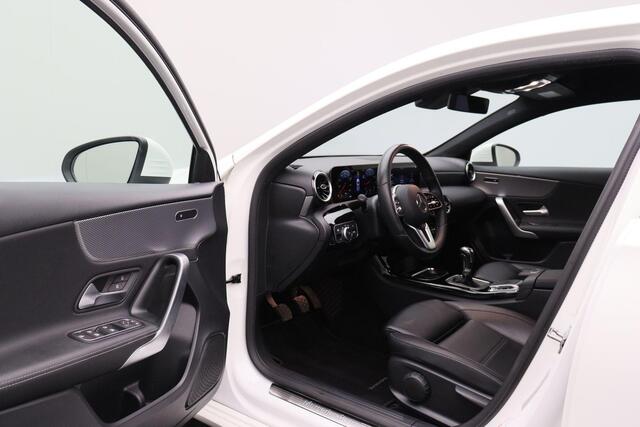 Mercedes-Benz A-KLASSE 200 Premium 2018 Camera | Lederen bekleding | Stoelverwarming | Cruise control | Navigatie | LED | Lichtmetaal | Digitaal dashboard | PDC | Bluetooth