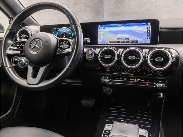 Mercedes-Benz A-KLASSE 180 Solution Sport Automaat (GROOT NAVI, PANAMERICANA GRILL, VIRTUAL COCKPIT, LEDER, SPORTSTOELEN, GETINT GLAS, CRUISE, CAMERA, NIEUWSTAAT)
