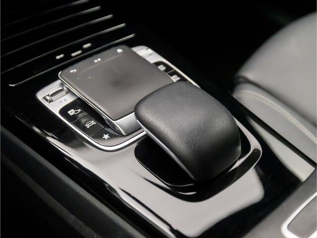 Mercedes-Benz A-KLASSE 180 Solution Sport Automaat (GROOT NAVI, PANAMERICANA GRILL, VIRTUAL COCKPIT, LEDER, SPORTSTOELEN, GETINT GLAS, CRUISE, CAMERA, NIEUWSTAAT)