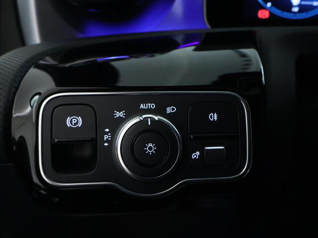 Mercedes-Benz A-KLASSE 160 Business Solution AMG Panoramadak | 5 spaaks lichtmetalen velgen | Navigatie | Parking support met camera achter | elect bed. voorstoelen met memory | Inclusief 48 maanden Mercedes-Benz Certified garantie voor Europa.