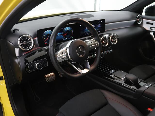 Mercedes-Benz A-KLASSE 180 Business Solution AMG | Panoramadak | Night | Keyless | Achteruitrijcamera | Multibeam Led | Apple carplay/Android auto | Sfeerverlichting | Advanced sound system