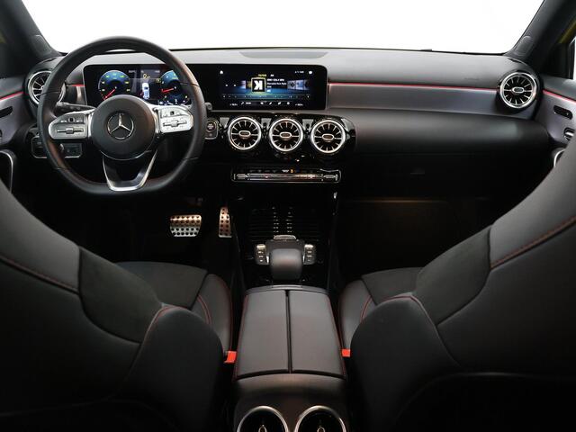 Mercedes-Benz A-KLASSE 180 Business Solution AMG | Panoramadak | Night | Keyless | Achteruitrijcamera | Multibeam Led | Apple carplay/Android auto | Sfeerverlichting | Advanced sound system