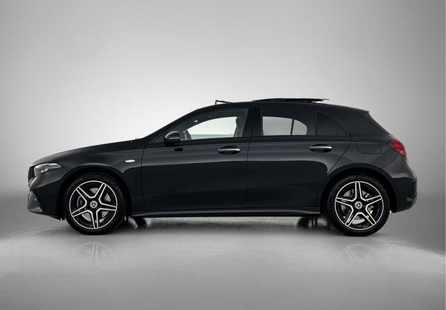 Mercedes-Benz A-KLASSE 250 e Business Solution AMG | Nightpakket | Parkeerpakket met achteruitrijcamera | KEYLESS GO | Sfeerverlichting | MULTIBEAM LED | Stoelverwarming voor | Spiegelpakket |