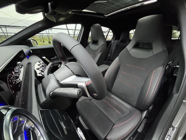 Mercedes-Benz A-KLASSE 180 Business Solution AMG | Night | Panoramaschuifdak | Achteruitrijcamera | Sfeerverlichting| MULTIBEAM LED | 19 inch AMG-velgen |