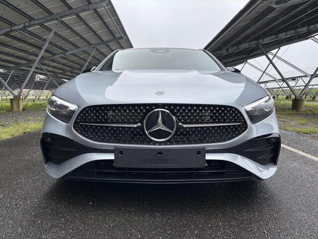 Mercedes-Benz A-KLASSE 180 Business Solution AMG | Night | Panoramaschuifdak | Achteruitrijcamera | Sfeerverlichting | MULTIBEAM LED | 19 inch AMG-velgen |