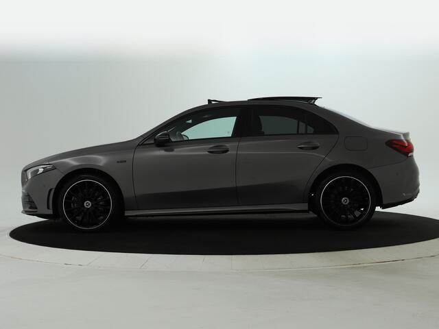 Mercedes-Benz A-KLASSE 250 e Sedan AMG Plug-In Hybride AMG Line | Night Pakket | Panorama Schuif-Kanteldak | 19 Inch AMG Velgen | Sfeerverlichting. Inclusief 24 maanden MB Certified garantie voor Europa.