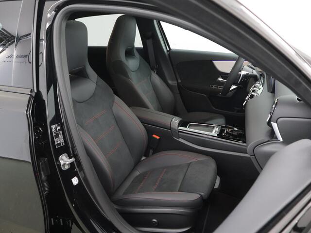 Mercedes-Benz A-KLASSE 180 Business Solution AMG | Premium Plus | Panoramaschuifdak | Nightpakket | 19"Multispaak AMG velgen | Stoelverwarming | 360° camera | Head-up display |