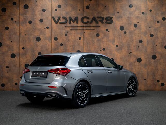 Mercedes-Benz A-KLASSE 180 AMG Line | Dodehoekassistent | Night pakket | KeyLess | Stoelverwarming |