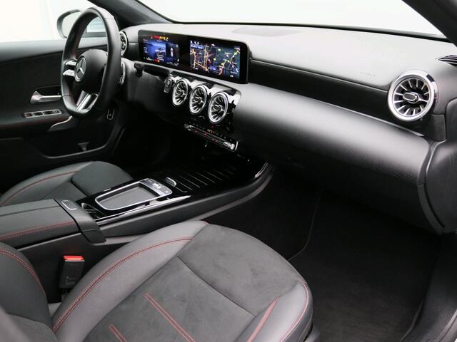 Mercedes-Benz A-KLASSE 250 e Star Edition AMG Plug-In Hybride AMG Line | Sfeerverlichting |Achteruitrijcamera | Apple CarPlay, Inclusief 24 maanden MB Certified garantie voor Europa.