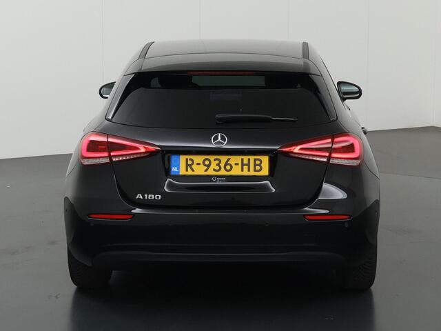 Mercedes-Benz A-KLASSE 180 Business Line | Apple Carplay | Zitcomfort pakket | Donker getinte ramen achter | Achteruitrijcamera | Stoelverwarming | Widescreen |