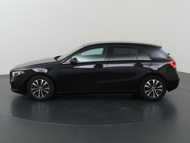 Mercedes-Benz A-KLASSE 180 Business Line | Apple Carplay | Zitcomfort pakket | Donker getinte ramen achter | Achteruitrijcamera | Stoelverwarming | Widescreen |