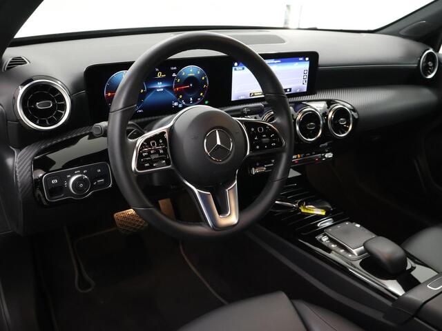 Mercedes-Benz A-KLASSE 180 Business Line | Apple Carplay | Zitcomfort pakket | Donker getinte ramen achter | Achteruitrijcamera | Stoelverwarming | Widescreen |
