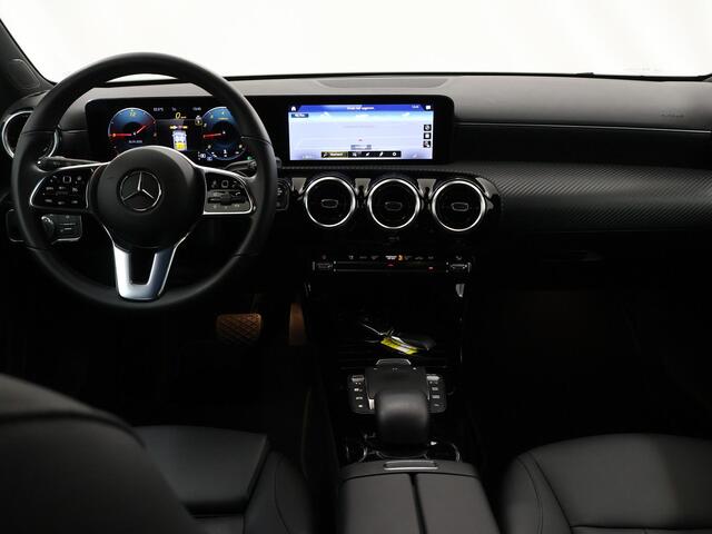 Mercedes-Benz A-KLASSE 180 Business Line | Apple Carplay | Zitcomfort pakket | Donker getinte ramen achter | Achteruitrijcamera | Stoelverwarming | Widescreen |