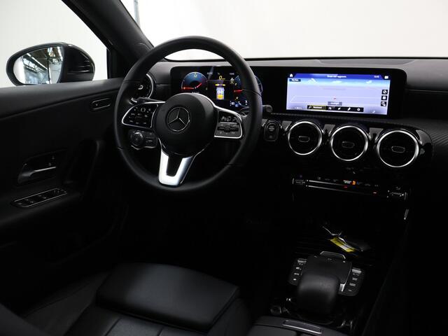 Mercedes-Benz A-KLASSE 180 Business Line | Apple Carplay | Zitcomfort pakket | Donker getinte ramen achter | Achteruitrijcamera | Stoelverwarming | Widescreen |