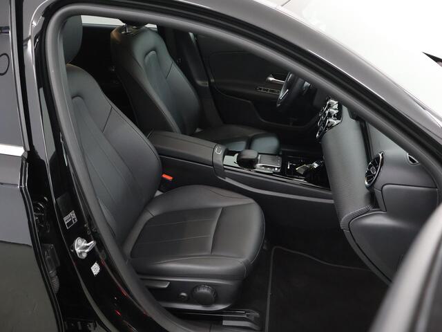 Mercedes-Benz A-KLASSE 180 Business Line | Apple Carplay | Zitcomfort pakket | Donker getinte ramen achter | Achteruitrijcamera | Stoelverwarming | Widescreen |