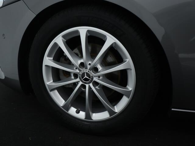 Mercedes-Benz A-KLASSE 180 Business Solution Luxury Sfeerverlichting | Apple CarPlay | Ledkoplampen | Spiegelpakket. Inclusief 24 maanden MB Certified garantie voor Europa.