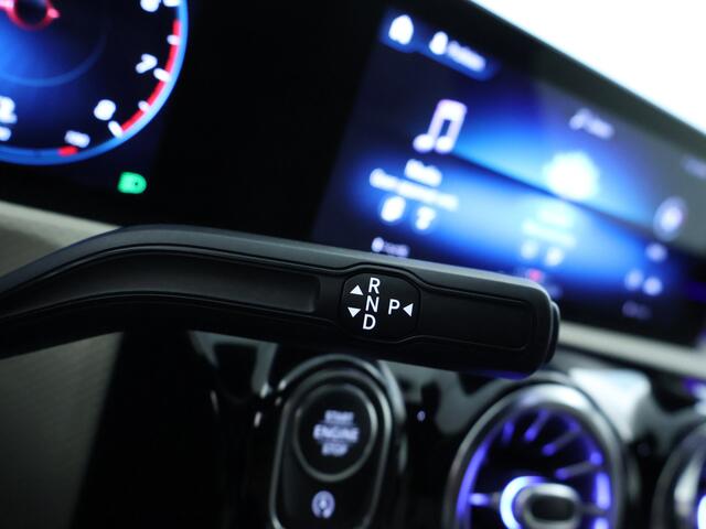 Mercedes-Benz A-KLASSE 180 Business Solution Luxury Sfeerverlichting | Apple CarPlay | Ledkoplampen | Spiegelpakket. Inclusief 24 maanden MB Certified garantie voor Europa.