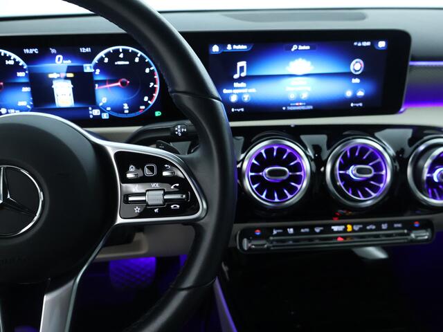 Mercedes-Benz A-KLASSE 180 Business Solution Luxury Sfeerverlichting | Apple CarPlay | Ledkoplampen | Spiegelpakket. Inclusief 24 maanden MB Certified garantie voor Europa.