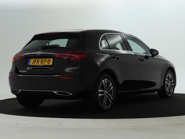 Mercedes-Benz A-KLASSE 250 e Plug-In Hybride Progressive | Stuur- en Stoelverwarming | Parkeerpakket met Camera | DAB | Led Verlichting | Inclusief 24 maanden Mercedes-Benz Certified garantie voor Europa.