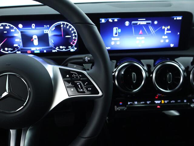 Mercedes-Benz A-KLASSE 250 e Plug-In Hybride Progressive | Stuur- en Stoelverwarming | Parkeerpakket met Camera | DAB | Led Verlichting | Inclusief 24 maanden Mercedes-Benz Certified garantie voor Europa.