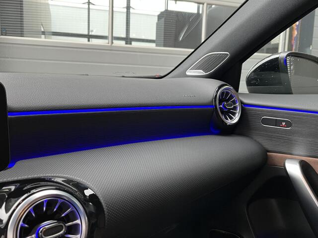 Mercedes-Benz A-KLASSE 200 AMG Line | Bruin Interieur | Night | Pano |